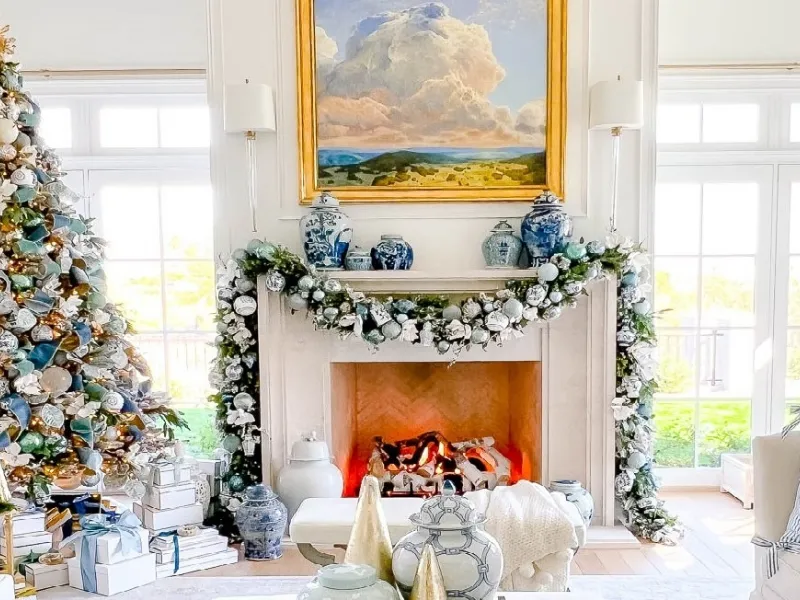 Bianchi e blu i consigli per l’albero elegante della designer Randi Garrett