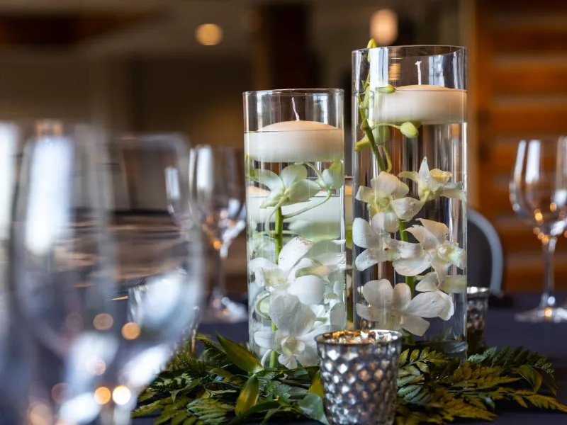 Centrotavola con fiori e candele