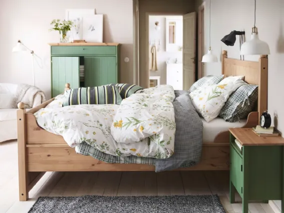 Una camera Ikea bianca