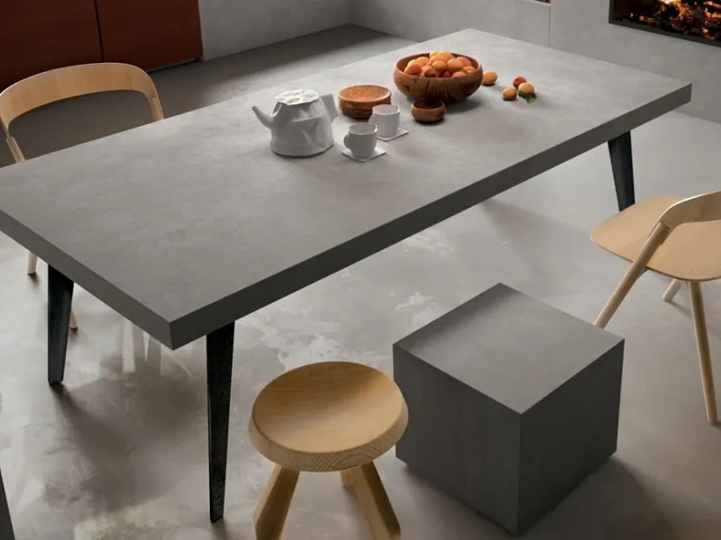 Piano del tavolo in gres effetto cemento grigio chiaro della collezione Concrete Light di Infinity 