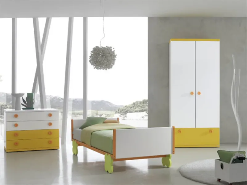 letto in camera bambino nei colori giallo, bianco e verde erba, parete finestrata e armadio a doppia anta bianco e giallo
