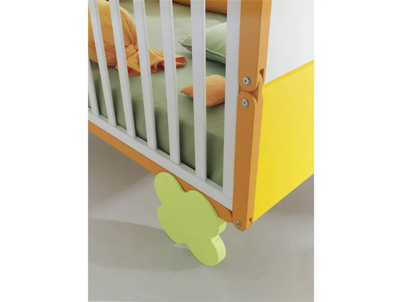 dettaglio gamba del lettino a quadrifoglio verde, struttura in legno arancio, bianco e giallo