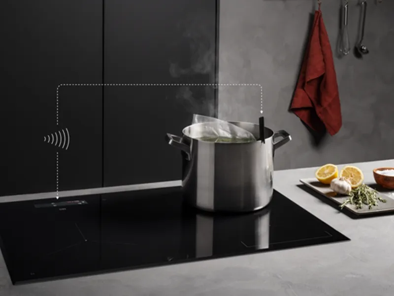 Il piano di cottura a induzione SensePro di AEG, con temosonda wireless, modello IAE84883FB