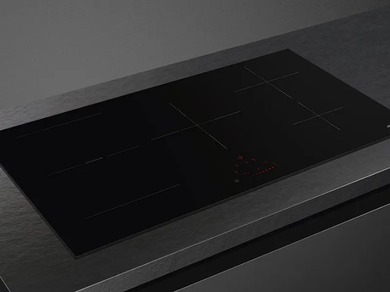 Piano a induzione di Smeg, modello SIM4954D, dotato di 5 zone cottura