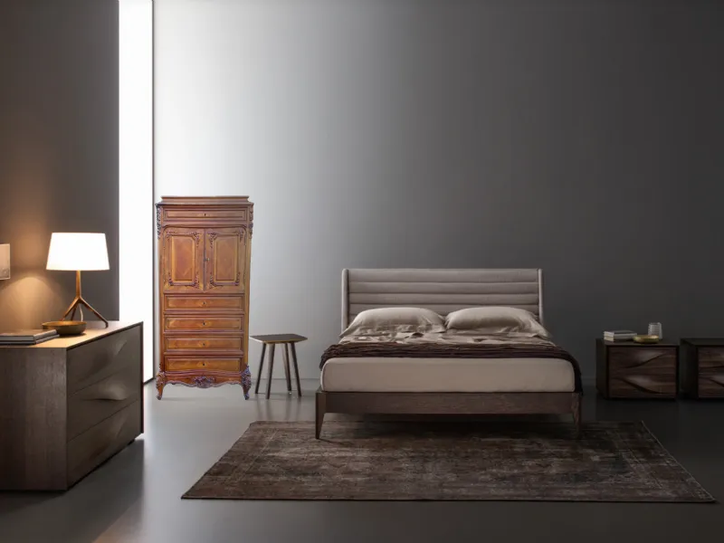 Camera da letto moderna con settimino antico