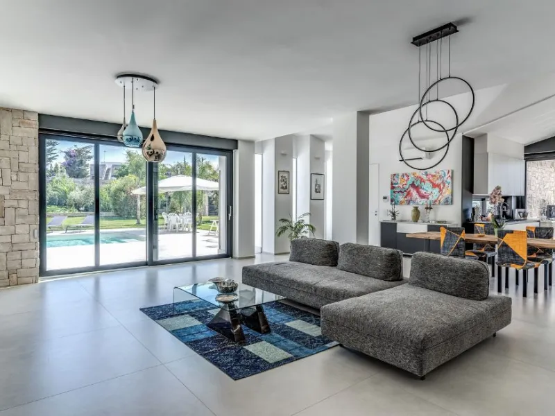 Un generoso living dove la luce e l'eleganza sono protagonisti
