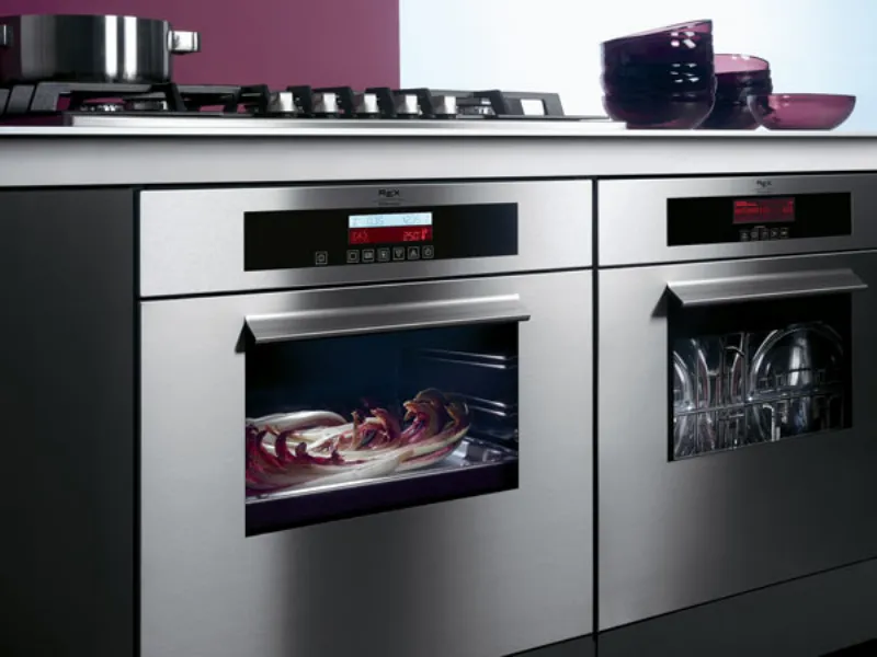 forno e lavatrice in acciaio con piano cottura a gas superiore, ciotole in vetro viola trasparente