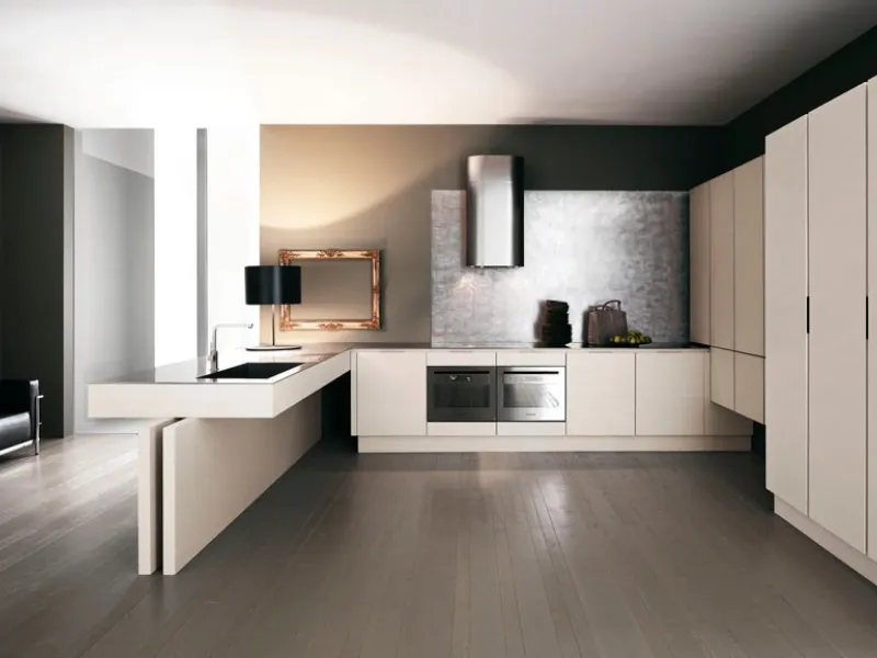 cucina con mobili e penisola e cappa total white, divano in pelle