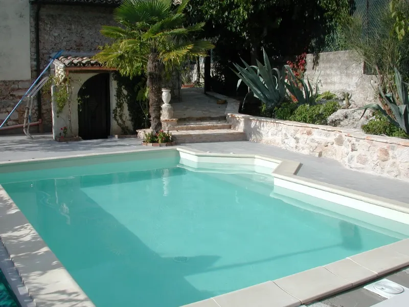 Una piscina in vetroresina