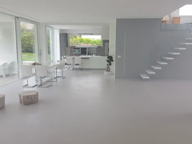 Pavimento in resina per la zona giorno di Covermax Resine