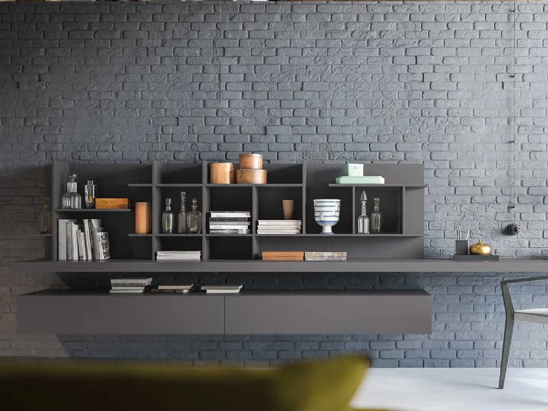 Equilibrio asimmetrico, finitura opaca e colori compatti e neutri per la libreria sospesa Alf DaFre della linea Day Collection