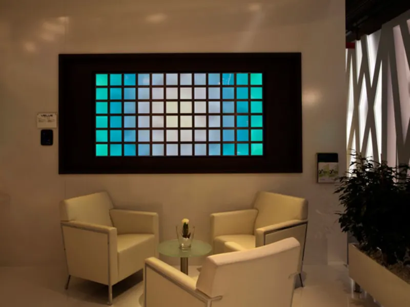 parete con pannello retroilluminato tecnologia oled