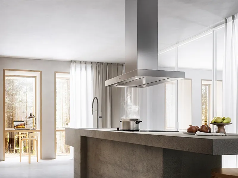 Plane Top della collezione Design è la cappa Falmec in acciaio inox per la cucina a isola