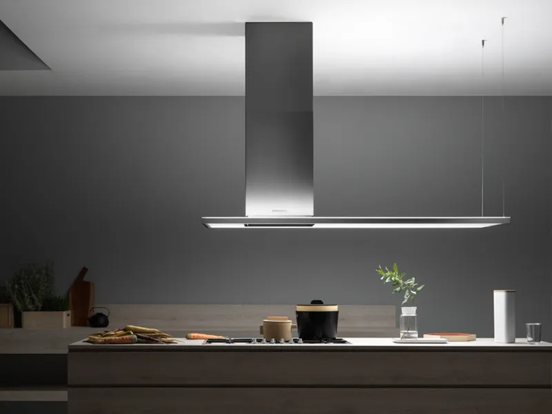 Zenith NRS della collezione Silence NRS è la cappa a isola Falmec realizzata in acciaio inox con illuminazione diffusa
