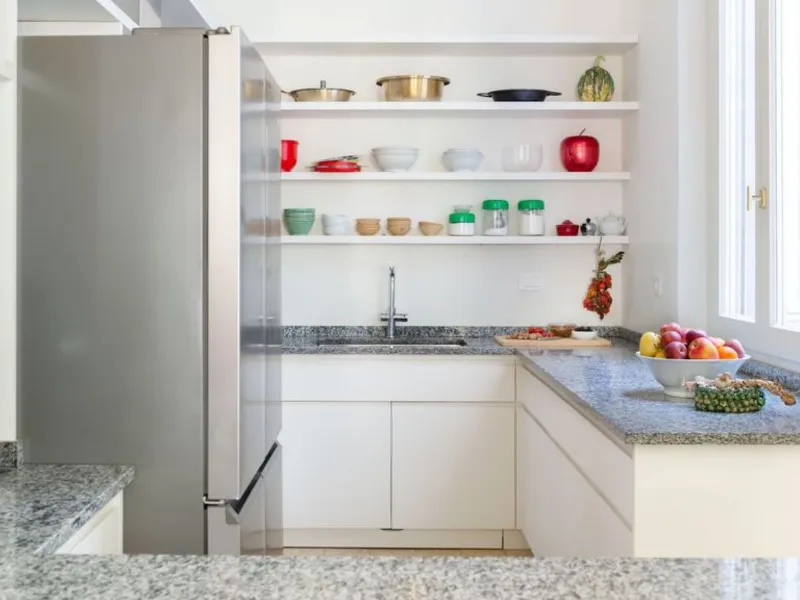 Cucina e soggiorno comunicano in modo fluido