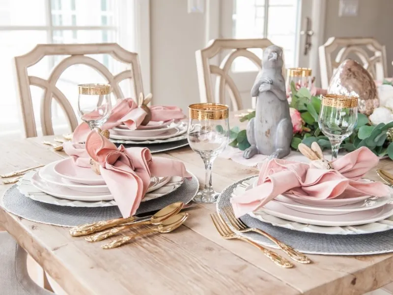 Un perfetto mix di rosa, grigio e bianco per una tavola pasquale delicata ma di grande effetto