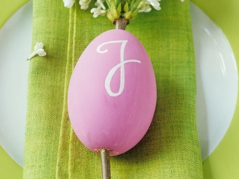 Anche con le uova si realizzano originali segnaposto per Pasqua