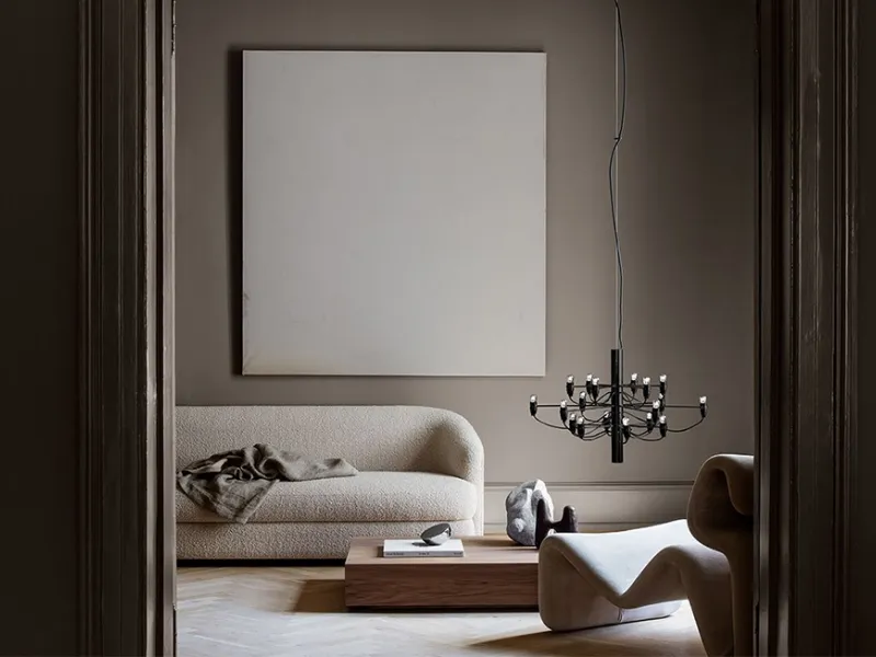 Lampada a sospensione a luce diffusa, modello 2097/18 di Flos. Struttura centrale in ferro e bracci in ottone