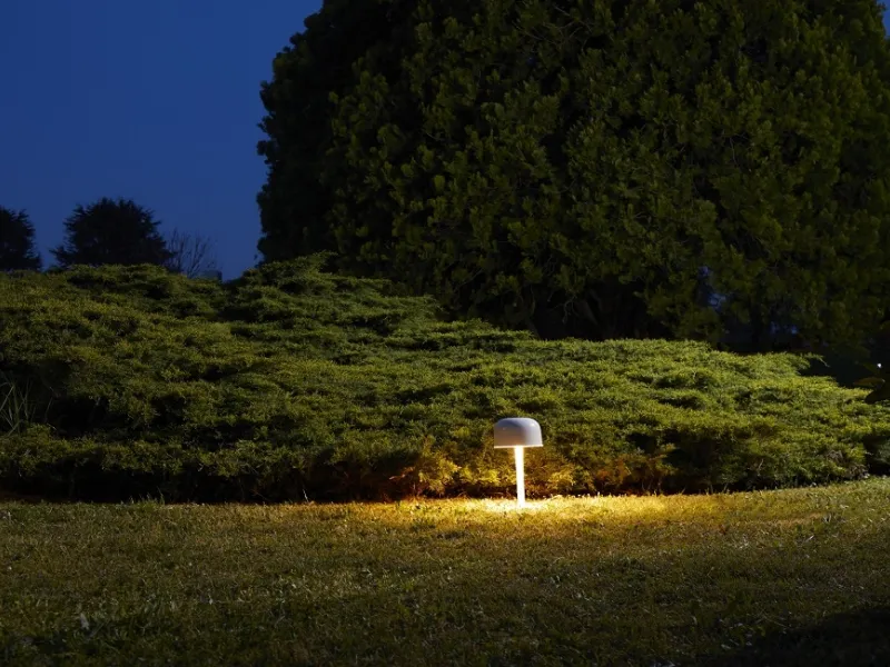 Piccola e potente la lampada Artico di FontanaArte