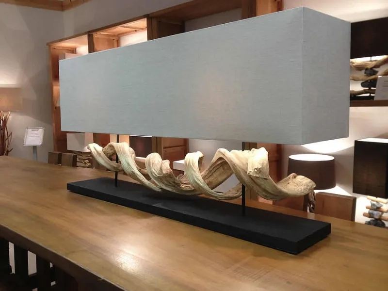Una lampada da tavolo in legno marino
