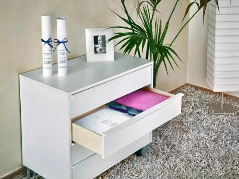 Mobile del bagno con cassetto aperto