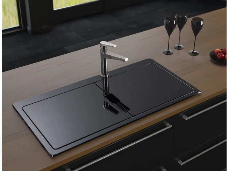 Un lavello in acciaio inox
