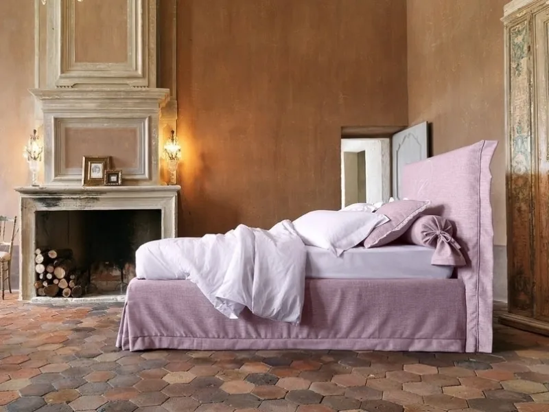 Camera da letto classica con applique