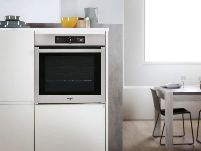 Il forno pirolitico OAKZ9 1395 P IX Whirpool ha un’ampia capienza da 73 litri