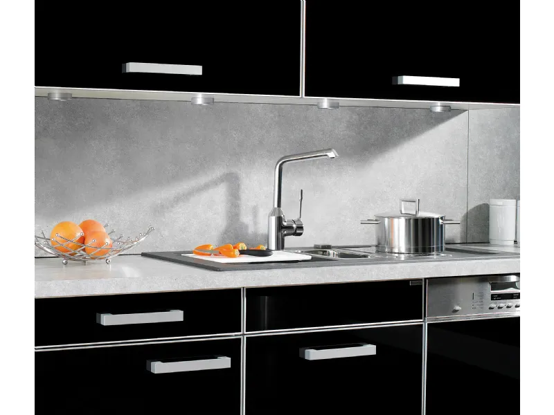 Retta è uno dei miscelatori da cucina di Ideal Standard
