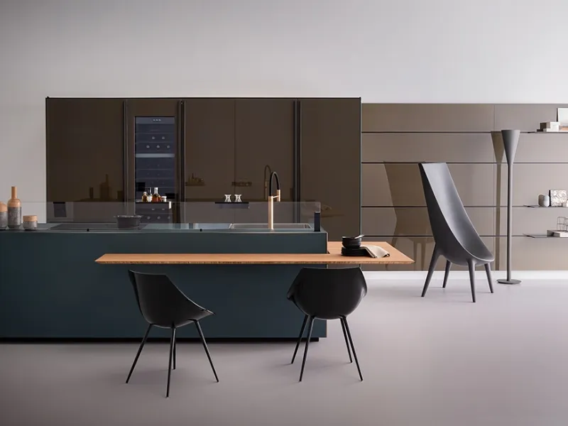 Artematica Soft Outline di Valcucine. Cucina a isola con bancone in bambù e paraschizzi in vetro