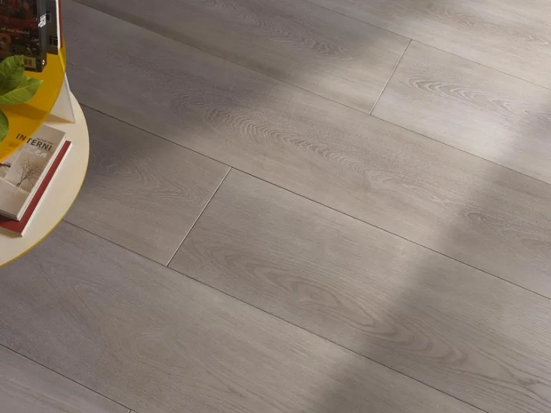I listoni parquet della gamma Studio by Berti Pavimenti in un grigio chiaro morbido e luminoso