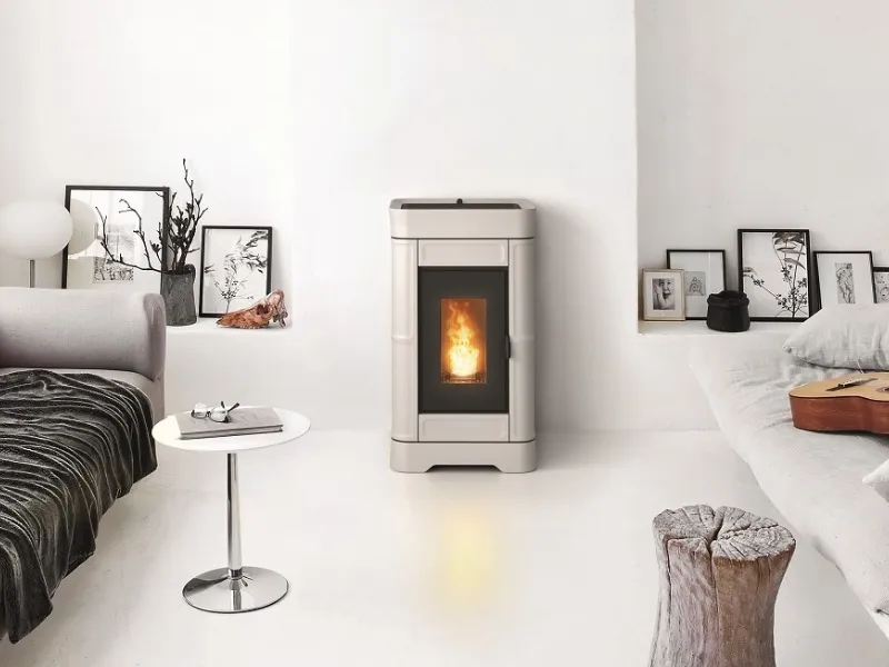 Design lineare per Regina, stufa a pellet stagna di Sergio Leoni
