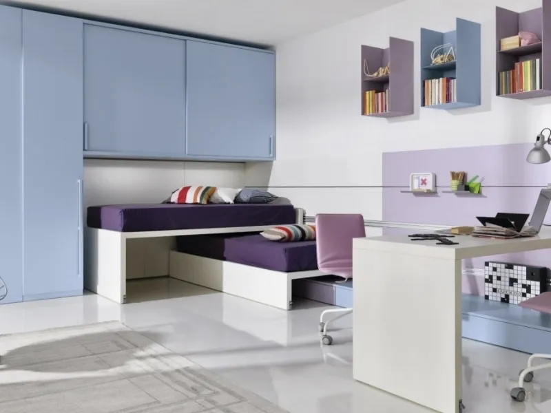 Letto scorrevole su boiserie orizzontale