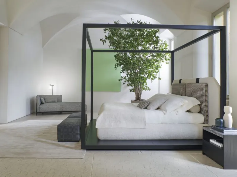 Letto in tessuto a baldacchino con testiera imbottita Karl di Conte Italian Bed Design