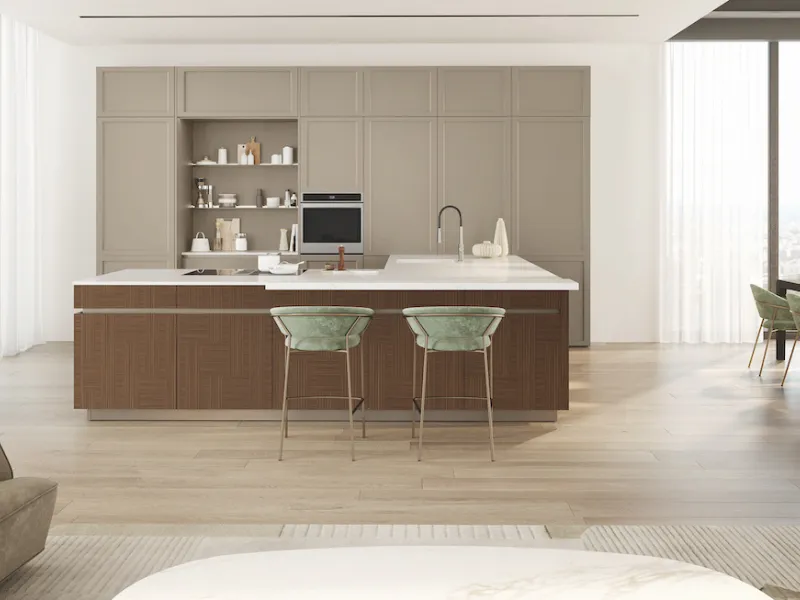 Cucina Convivio con colonne in laccato opaco Grigio Velasca, isola Iconica in finitura Mosaico Marrone Dek; top in Caranto
