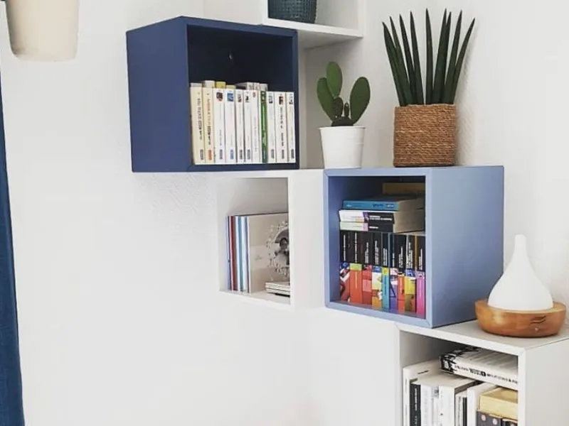 Libreria realizzata con i moduli Eket di Ikea