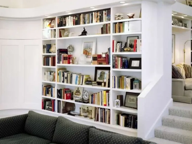 Interessante esempio di libreria in cartongesso