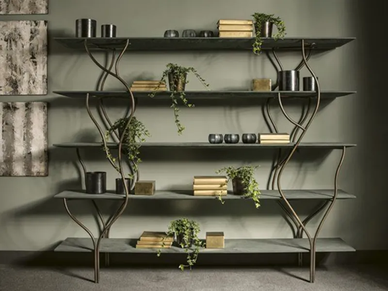 Albero di Cantori. Libreria a giorno con struttura in ferro curvato
