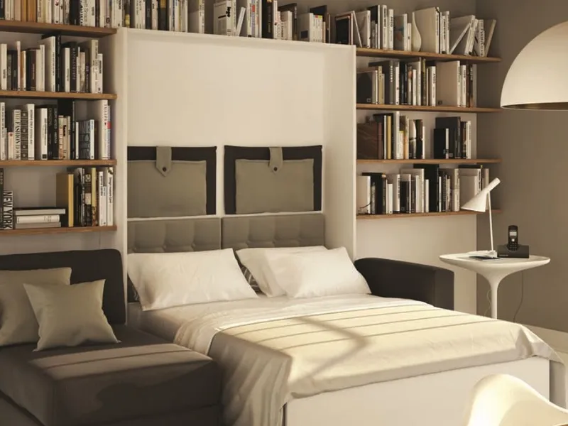 La libreria incornicia un armadio letto