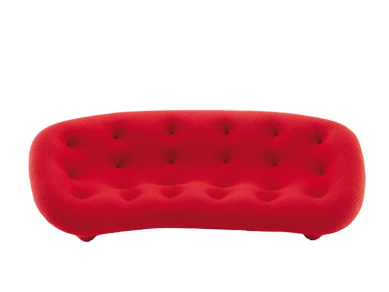 divano arrotondato trapuntato rosso