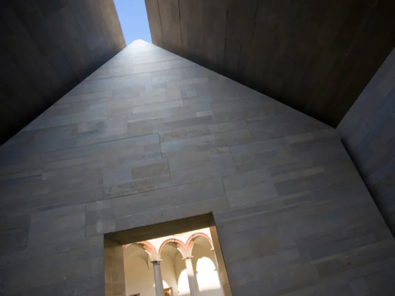visione dall'interno di soffitto di casa in pietra grigio scuro, apertura a taglio sul soffitto