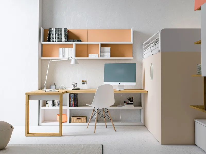 Vista frontale del sistema d'arredo con cabina armadio Container, scrittoio angolare e letto a soppalco