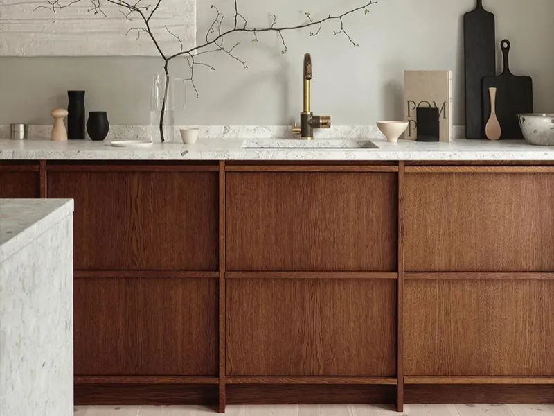 Un cucina in legno e pietra, dalle linee rigorose e semplici