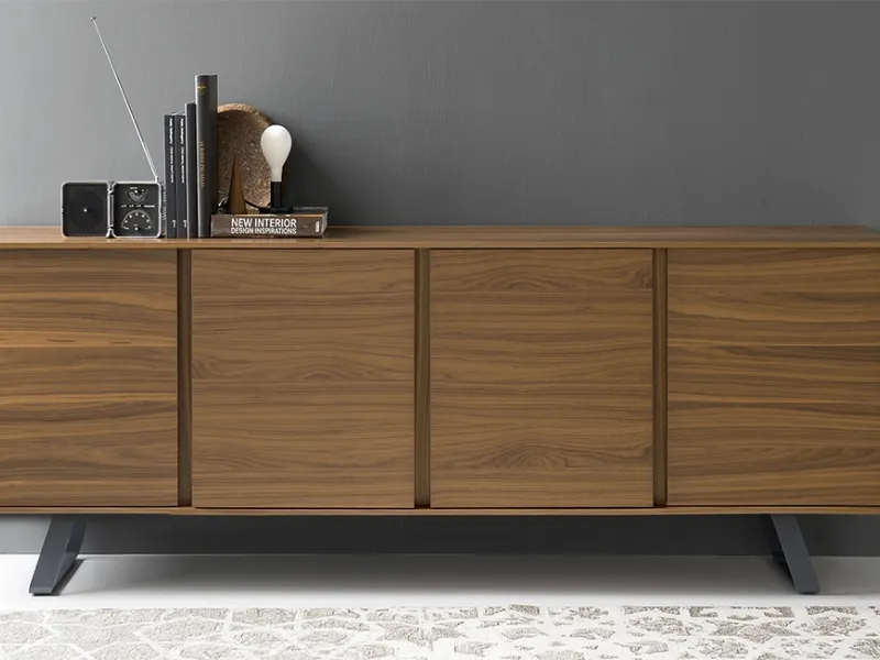 Madia alta modello Secret di Calligaris, finitura naturale legno nobilitato noce