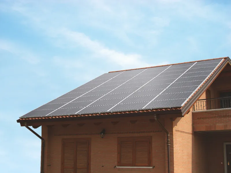 tetto con pannelli fotovoltaici
