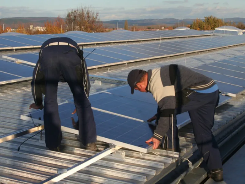 tecnici che installano fotovoltaico sul tetto