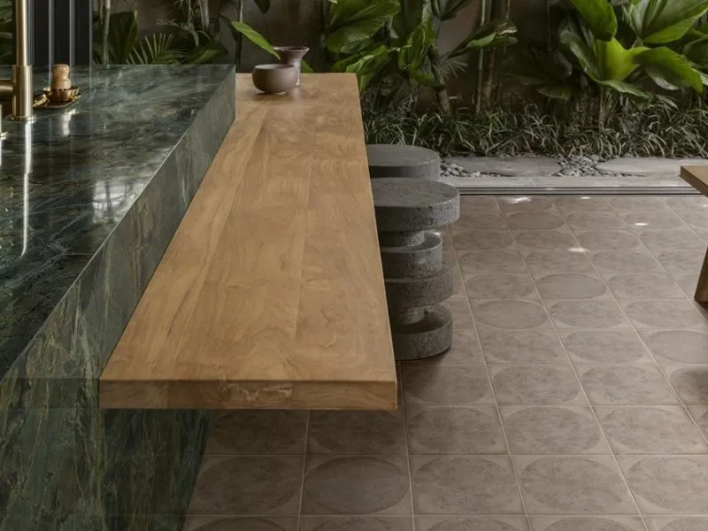 ArtCraft Argilla Decoro Bolli 20x20 per il pavimento vicino all'isola della cucina
