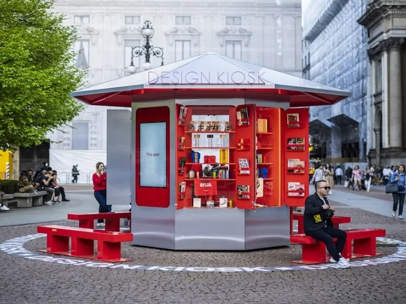 Design Kiosk, a Piazza della Scala: struttura riciclata punto di incontro