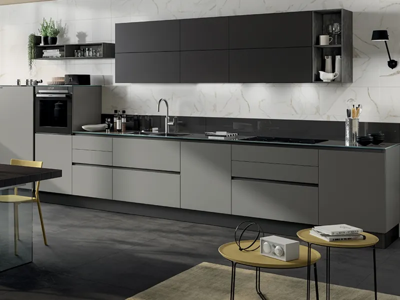 Una delle composizioni della cucina LiberaMente di Scavolini con unità più alte rispetto alla base e vani a giorno
