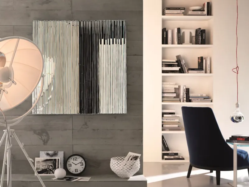 Un'ingresso arredato con mobili di design